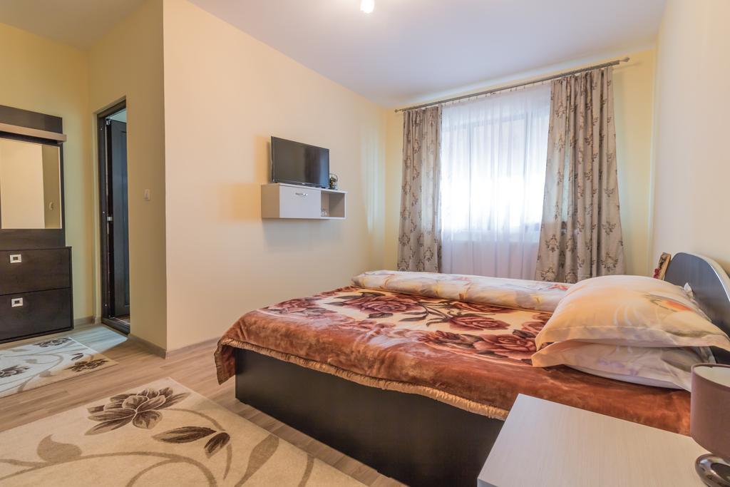 Hotel Conacul Lui Bulica Novaci-Străini Exterior foto