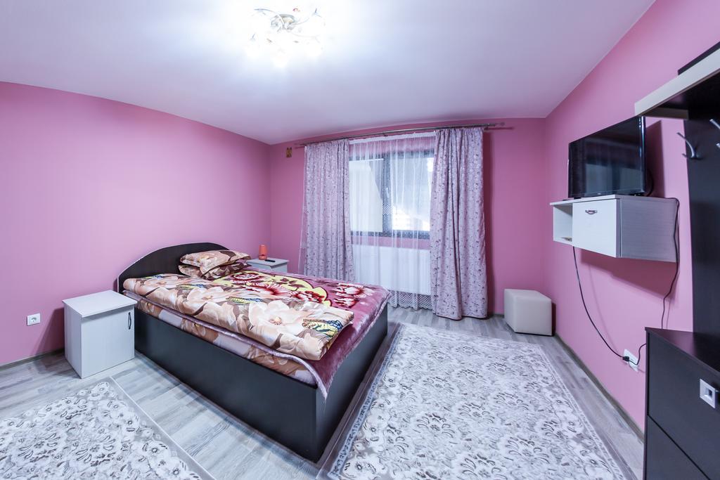 Hotel Conacul Lui Bulica Novaci-Străini Exterior foto